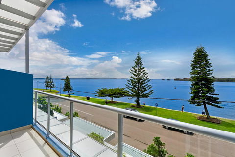 Lakeside Waterfront Apartment The Entrance - Darwin Holiday 33