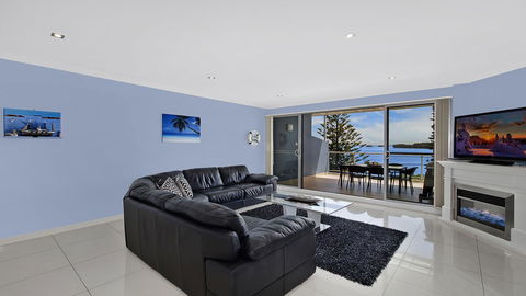 Lakeside Waterfront Apartment The Entrance - Darwin Holiday 6