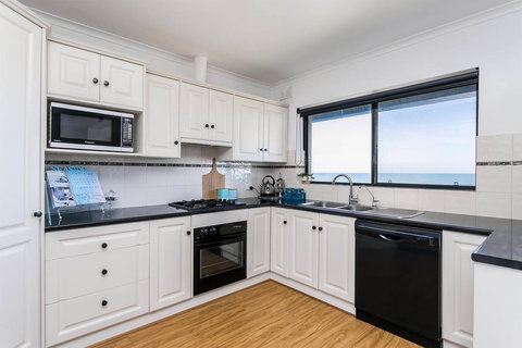 Blissful Beachfront Beachouse - Darwin Holiday 8