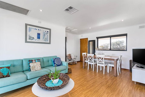 Blissful Beachfront Beachouse - Darwin Holiday 5