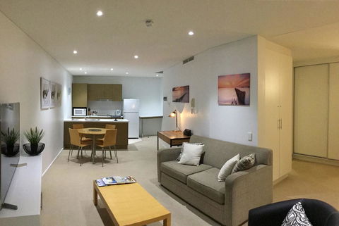 Wallaroo Marina Waterfront Luxe Apartment - Darwin Holiday 2