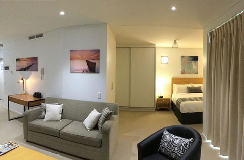 Wallaroo Marina Waterfront Luxe Apartment - Darwin Holiday 8