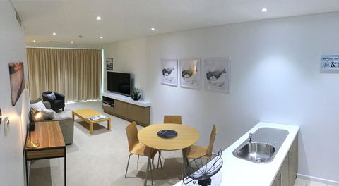 Wallaroo Marina Waterfront Luxe Apartment - Darwin Holiday 4