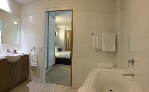 Wallaroo Marina Waterfront Luxe Apartment - Darwin Holiday 16