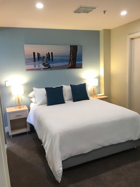Beachside Luxury Apartments One & Two Bedroom In Beachfront Oaks Pier Building - Darwin Holiday 23