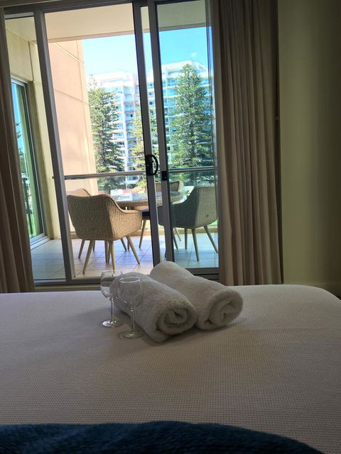 Beachside Luxury Apartments One & Two Bedroom In Beachfront Oaks Pier Building - Darwin Holiday 24