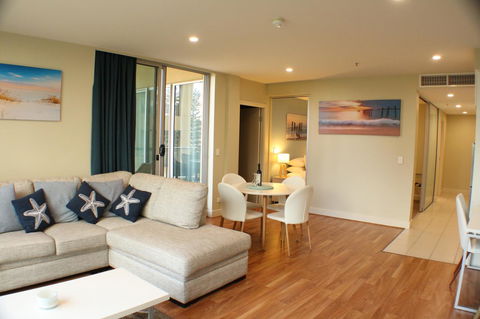 Beachside Luxury Apartments One & Two Bedroom In Beachfront Oaks Pier Building - Darwin Holiday 4