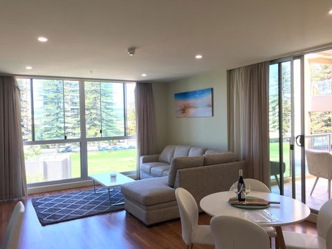 Beachside Luxury Apartments One & Two Bedroom In Beachfront Oaks Pier Building - Darwin Holiday 3