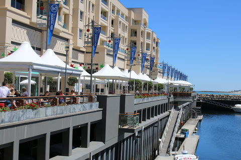 Beachside Luxury Apartments One & Two Bedroom In Beachfront Oaks Pier Building - Darwin Holiday 13