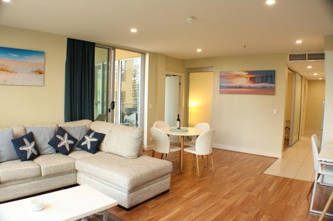 Beachside Luxury Apartments One & Two Bedroom In Beachfront Oaks Pier Building - Darwin Holiday 5