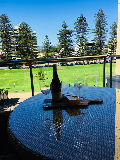 Beachside Luxury Apartments One & Two Bedroom In Beachfront Oaks Pier Building - Darwin Holiday 26