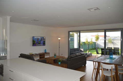 Eastern Breeze - Darwin Holiday 20