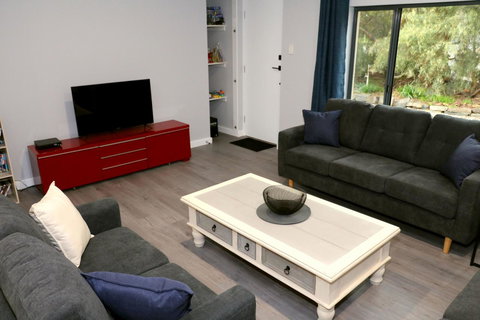 The Purple Door On Seaview - Darwin Holiday 7