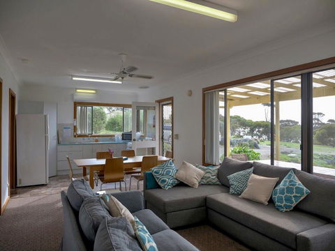 Emu Bay Holiday Homes - Darwin Holiday 7