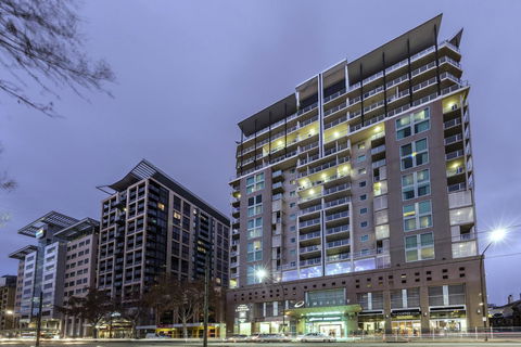 Oaks Adelaide Embassy Suites - Darwin Holiday 0