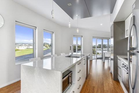Aloha Waterfront Properties - Darwin Holiday 15