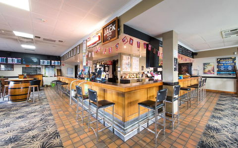 Nightcap At Rose & Crown Hotel - Darwin Holiday 30