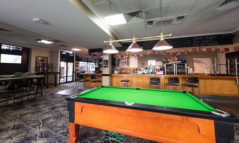 Nightcap At Rose & Crown Hotel - Darwin Holiday 5