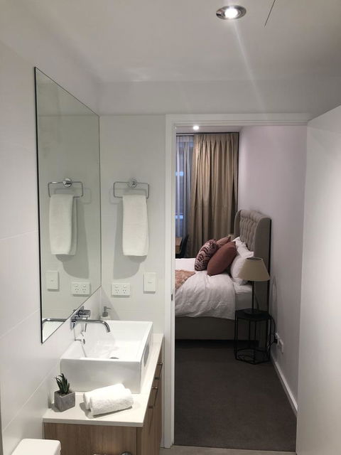 Resort Style Luxury City Apartment + Free Car Parking - Darwin Holiday 6