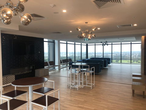 Resort Style Luxury City Apartment + Free Car Parking - Darwin Holiday 24