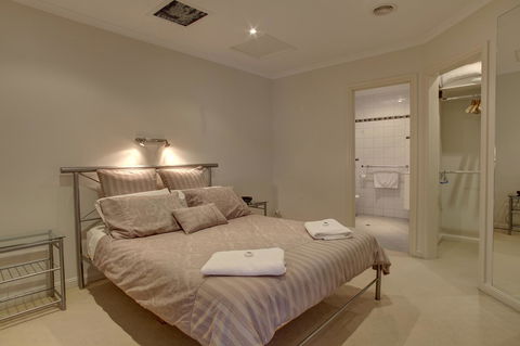 Tasman Beachside Apartment - Darwin Holiday 6
