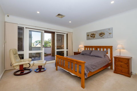 Adelaide Style Accommodation-Close To City-North Adelaide-3 Bdrm- FREE Parking - Darwin Holiday 3