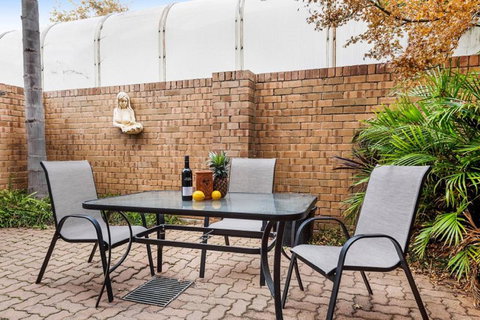 Adelaide Style Accommodation-Close To City-North Adelaide-3 Bdrm- FREE Parking - Darwin Holiday 24