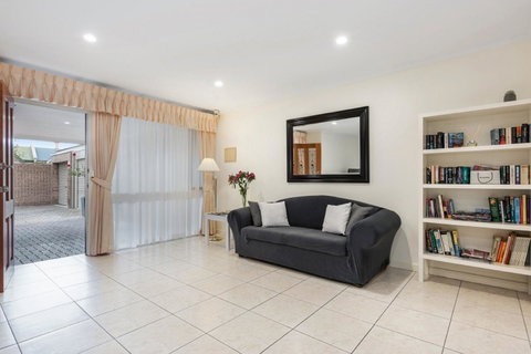 Adelaide Style Accommodation-Close To City-North Adelaide-3 Bdrm- FREE Parking - Darwin Holiday 7