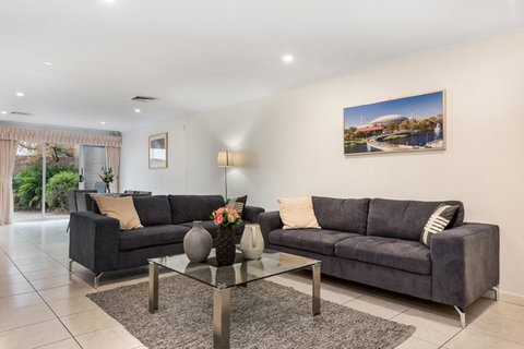 Adelaide Style Accommodation-Close To City-North Adelaide-3 Bdrm- FREE Parking - Darwin Holiday 0