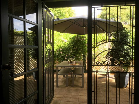 Wine And Roses Bed And Breakfast - Darwin Holiday 4