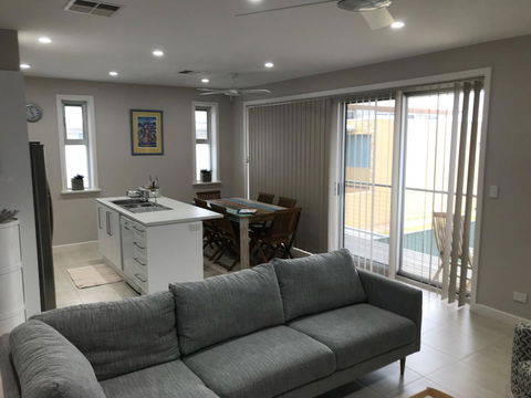 Elandra Holiday Home - Darwin Holiday 5