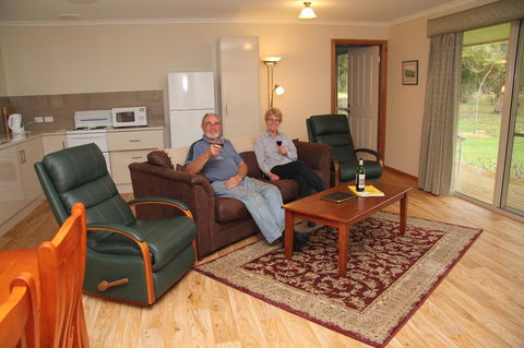 Camawald Coonawarra Cottage B&B - Darwin Holiday 4
