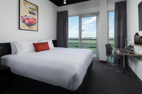 Rydges Pit Lane - Darwin Holiday 31