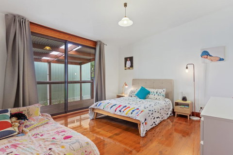 The Log Cabin - 47 Jetty Road - Darwin Holiday 11