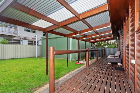 The Log Cabin - 47 Jetty Road - Darwin Holiday 9