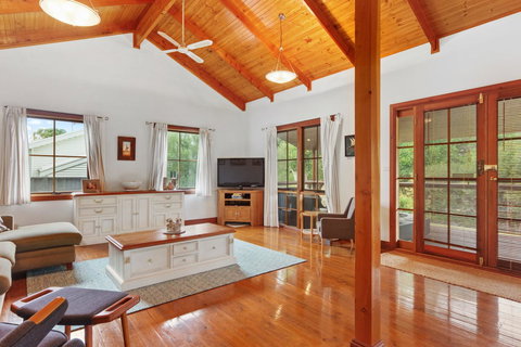 The Log Cabin - 47 Jetty Road - Darwin Holiday 1