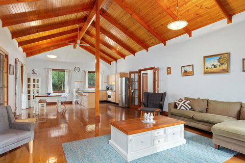 The Log Cabin - 47 Jetty Road - Darwin Holiday 8