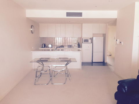 Breakwater Apartment - Darwin Holiday 10