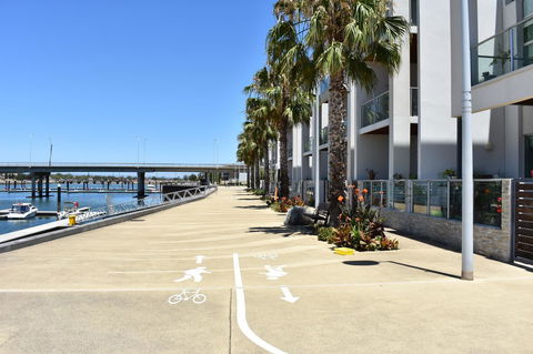 Breakwater Apartment - Darwin Holiday 5