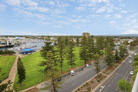 Beachside Luxury & Comfort, Ocean Views In Glenelg - Darwin Holiday 24