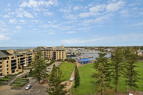 Beachside Luxury & Comfort, Ocean Views In Glenelg - Darwin Holiday 26