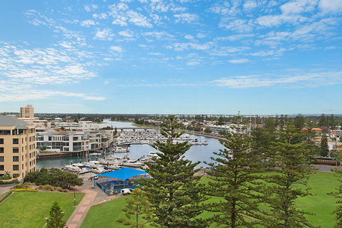 Beachside Luxury & Comfort, Ocean Views In Glenelg - Darwin Holiday 4