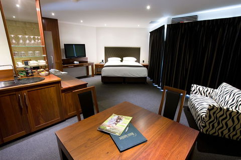 The Commodore - Darwin Holiday 10
