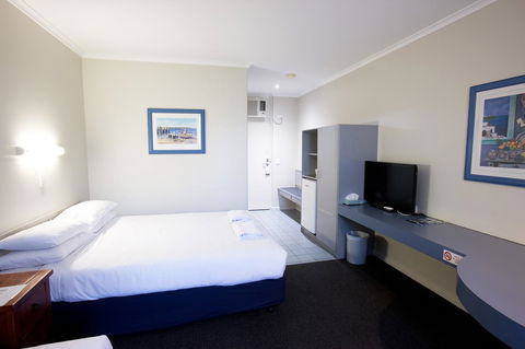 The Commodore - Darwin Holiday 27