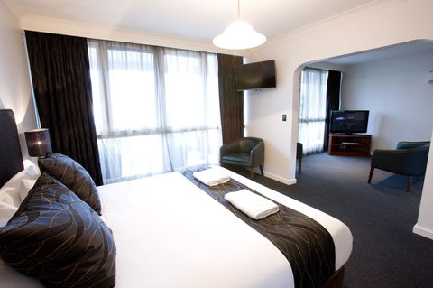 The Commodore - Darwin Holiday 33