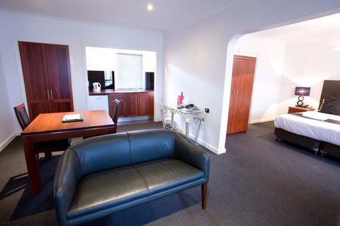 The Commodore - Darwin Holiday 32