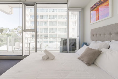 Ther-Rich Elegant 1BR Apartment In Walkerville - Darwin Holiday 2