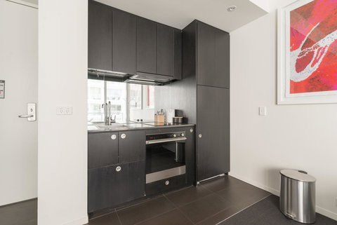 Ther-Rich Elegant 1BR Apartment In Walkerville - Darwin Holiday 10