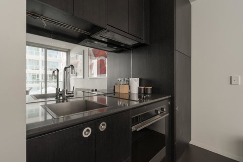 Ther-Rich Elegant 1BR Apartment In Walkerville - Darwin Holiday 11