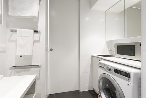 Ther-Rich Elegant 1BR Apartment In Walkerville - Darwin Holiday 25